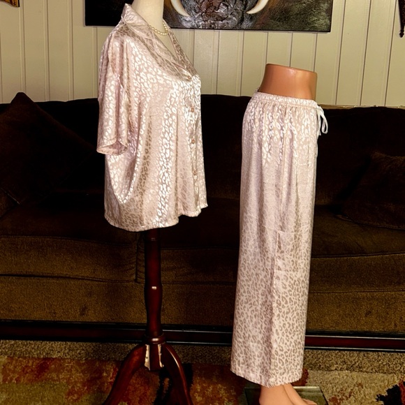 BCBG MaxAzria ~ Medium ~ Leopard Print Satin ~ 2 Piece Pajamas Set - Picture 3 of 12